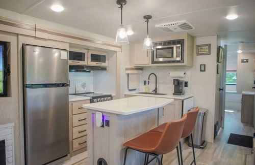 Oatmeal House | Hill Country Escape/45 minutes from downtown Austin 1 King 1 Queen Bed Full Kitc