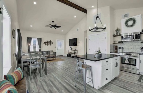 Fredericksburg House | Hill Country-Fire Pit & Hot Tub!