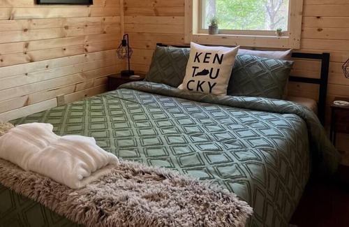 Campton Apartment | Hill Haven // Modern + Secluded Tiny Cabin! // NEW