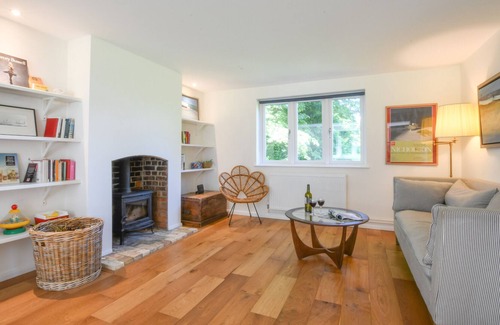 Martlesham Heath Cottage | HILL HOUSE, RAMSHOLT, pet friendly, with hot tub in Ramsholt