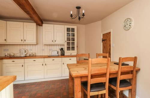 Longnor Cottage | HILLCREST, family friendly, character holiday cottage in Longnor