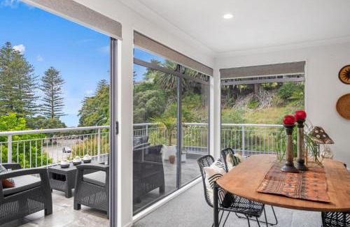 Bluff Hill House | Hillcrest Hideaway - Napier Holiday Apartment
