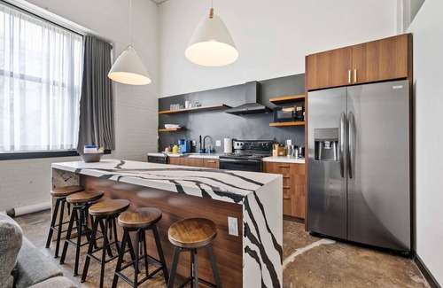 North Oakland Apartment | Hillman Cancer Center/Children Hospitals Sleeps 6