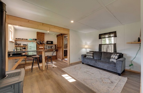 Hillsgrove Cabin | Hillsgrove Creekside Cabin: Close to Hiking