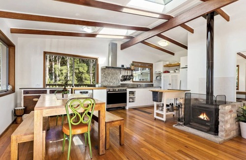 Whoota House | Hillside acreage, waterviews, 10min from beach - Perfect big groups/families!