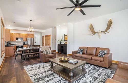 Estes Park House | Hillside Hideaway- Family friendly centrally located with AC, Hot Tub, Game Room