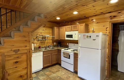 Van Buren Cabin | Hillside Hideaway West just 1/2 mile from Current River!