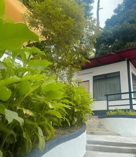 Kampung Pelimbaian Hotel | Hillside Red Cabin