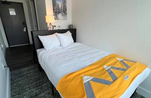 Silverthorne Hotel | Hillside Retreat: Comfortable Room, Colorado Ski Trails! Free Parking