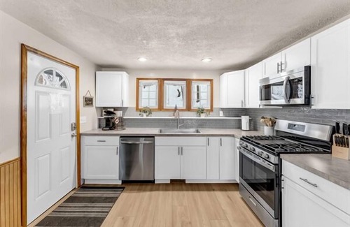 Solon Township Cottage | Hillside Sparta Cabin Hot tub Wi-Fi