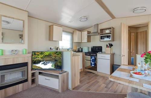 Newton Saint Cyres Ski Chalet | Hillside Splash Retreat - Pool & Fishing Nearby