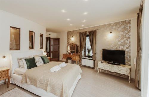 Pecs Villa | Hilltop Wellness Villa-big garden, sauna, hot tube