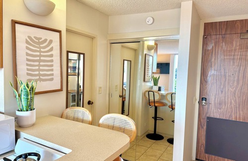 Hilo Apartment | Hilo Studio Retreat with Gorgeous Park View, AC, WiFi, Pool
