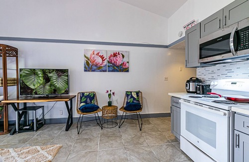 Hilo Apartment | Hilo Studio with pool and balcony 5 minutes from airport