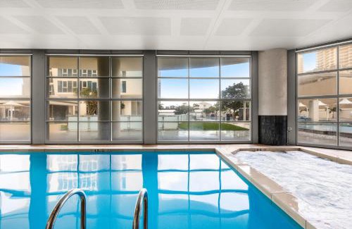 Surfers Paradise Apartment | Hilton Residences - Stylish Vogue themed apartment