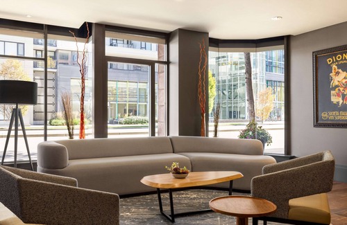 Richmond City Centre Hotel | Hilton Vancouver Airport