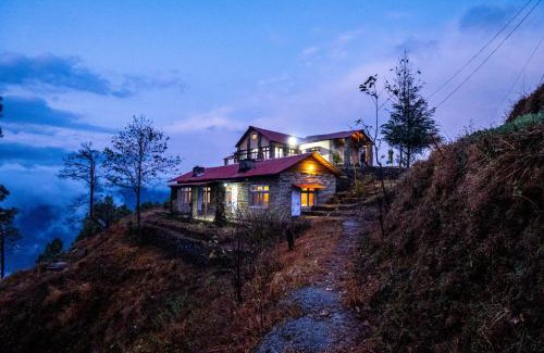 Almora House | Himalayan Paradise, Boutique room w Binsar view by Roamhome