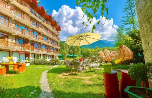 Sasaram Hotel | Himalayan River Resort, Manali- #riverside #private parking #scenic river & mountain view #open cafe # spacious room #big garden with campfire