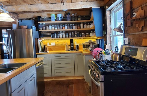 Georgian Bluffs Cabin | Hindman House: Quiet restful all-season rural retreat