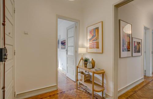 Sao Joao de Deus Apartment | Hip and Spacious TM Flat in Areeiro