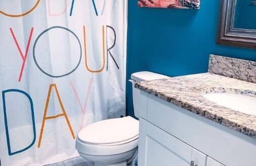 Norfolk - Virginia Beach House | Hip Coastal Retreat 3b/2b condo 20min from beach