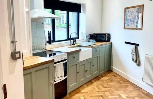 Southville House | Hip Industrial Style Southville House & Courtyard