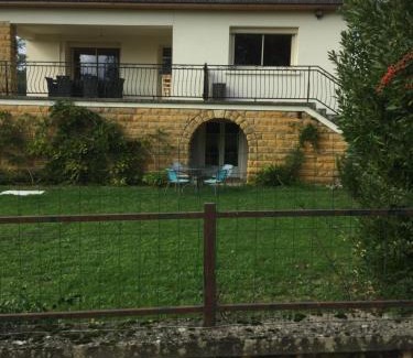 Biron House | Hippo-gite
