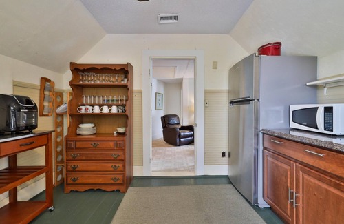 New Smyrna Beach Apartment | Historial Home located 2 blocks from Flagler - 2/1 upstairs apartment