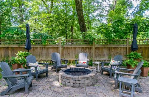 Hendersonville House | Historic 4BR Colonial with Pool Table and Fire Pit