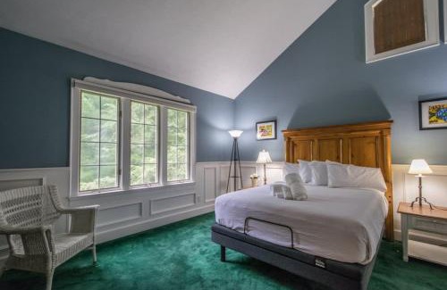 Hendersonville House | Historic 4BR Colonial with Pool Table and Fire Pit