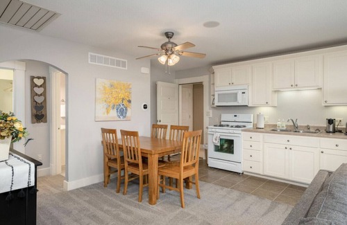 Independence Apartment | Historic 9 BR/10 bath with putting green/splash pad