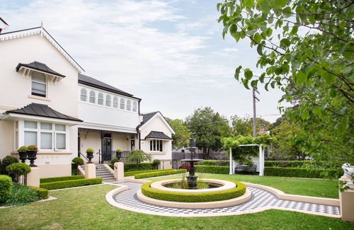Lewisham Apartment | Historic Art-filled Studio Close to Transport