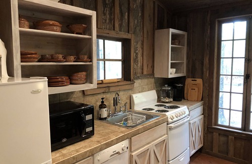 Washington Cabin | Historic Bliss Kingbed near crater of diamonds