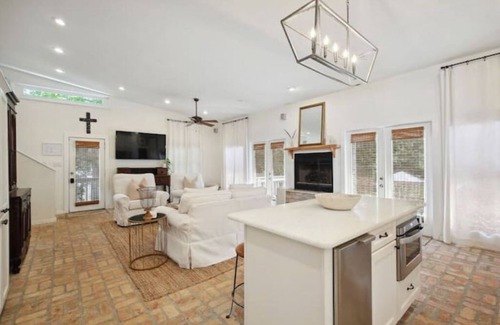 Mandeville Cottage | Historic Blume Cottage-2Blocks to Lakefront in Old Mandeville
