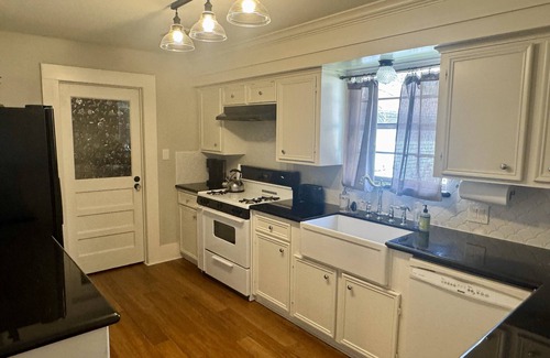 Humble House | Historic Bungalow! 2bed, 2bath, 2den, Downtown Humble, IAH 8min!