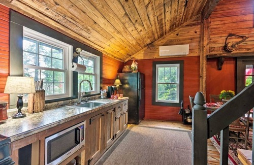 Little Switzerland Cabin | Historic Cabin in Little Switzerland w/Fire Pit-Walk to village and shops!