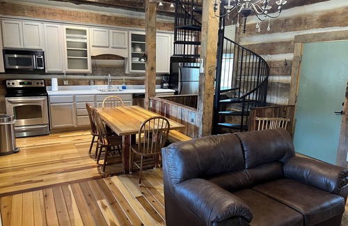 Pearisburg Cabin | Historic Cabin in the Blue Ridge Mountains