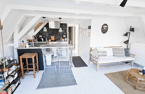 Grachtengordel-West Bed & Breakfast | Historic Canal house from 1618/Ecolicious design joyjoyjoy top floor/Canal view