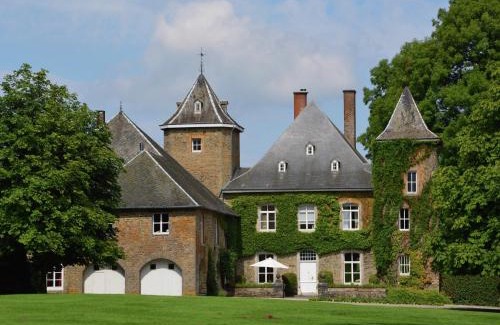 Longchamps-bertogne House | Historic Castle Retreat, cleaning included
