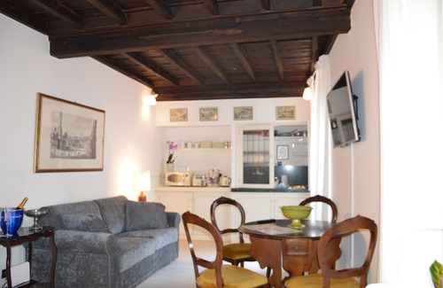 Rione IX Pigna Apartment | Historic Center - Elegant Apartment with Charming Antiques - Raffaello Inn