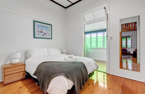 Sadliers Crossing House | Historic Character-filled Jade Cottage
