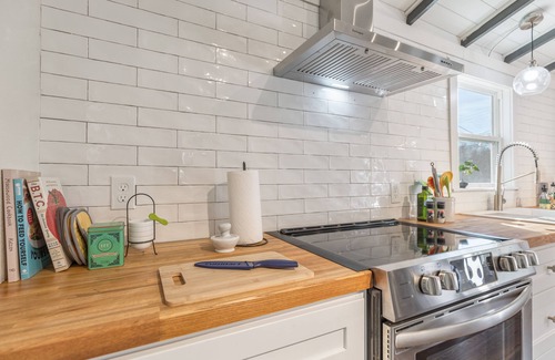 Sand Springs House | Historic Charm + Luxury Bath/Kitch, 10min DT Tulsa