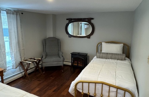 Chester Depot Bed & Breakfast | Historic Chester Inn! Circa, 1870 - right on Main Street & 20 minutes to Okemo!