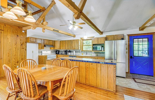 Rucker Cabin | Historic Clark Cabin w/Deck & Fishing Pond Access