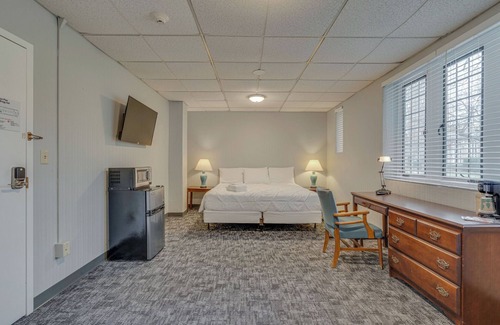 Music Row Hotel | Historic Converted Dorm Room in Great DT location!