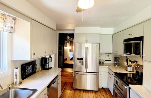 Cragsmoor House | Historic Cozy Hudson Valley Mountaintop Escape Near Parks with Hot Tub