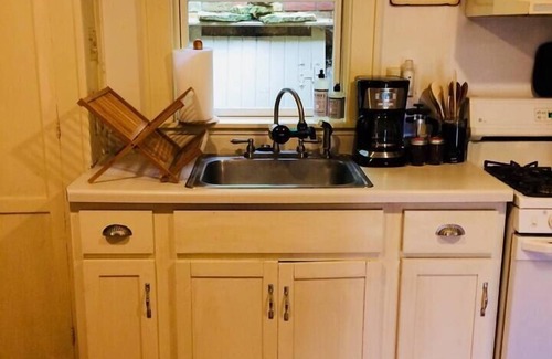 Mineral Point House | Historic District, Charming Cottage, Sleeps 10