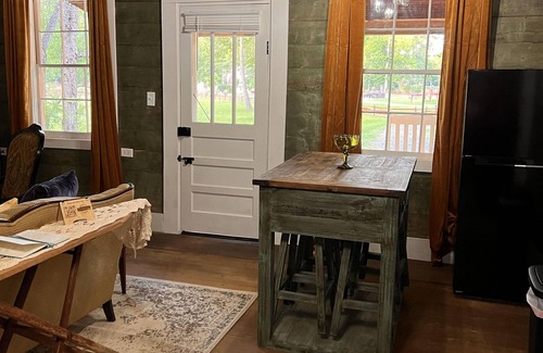 Washington Cabin | Historic Dog-Trot cabin huge porch Farm-stay
