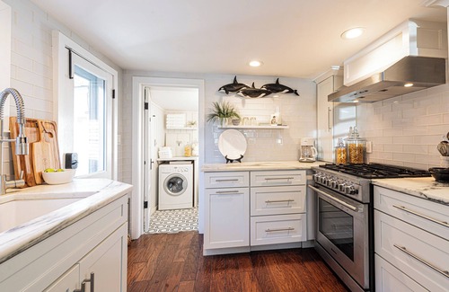 Riviera House | Historic Dollhouse by the Bay: Walk to Beach & Boardwalk!