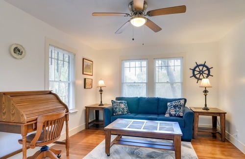 Alvin Cottage | Historic Downtown Alvin Cottage Near Eats & Shops!